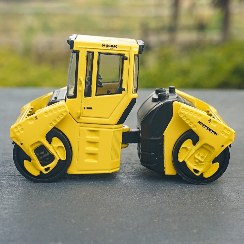 1:50 BOMAG BW203AD road roller model,Alloy construction machinery model for gift, collection